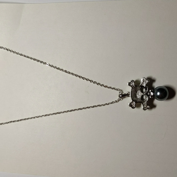 Sterling Silver Skull and Black Fresh Water Pearl Necklace - Picture 3 of 5